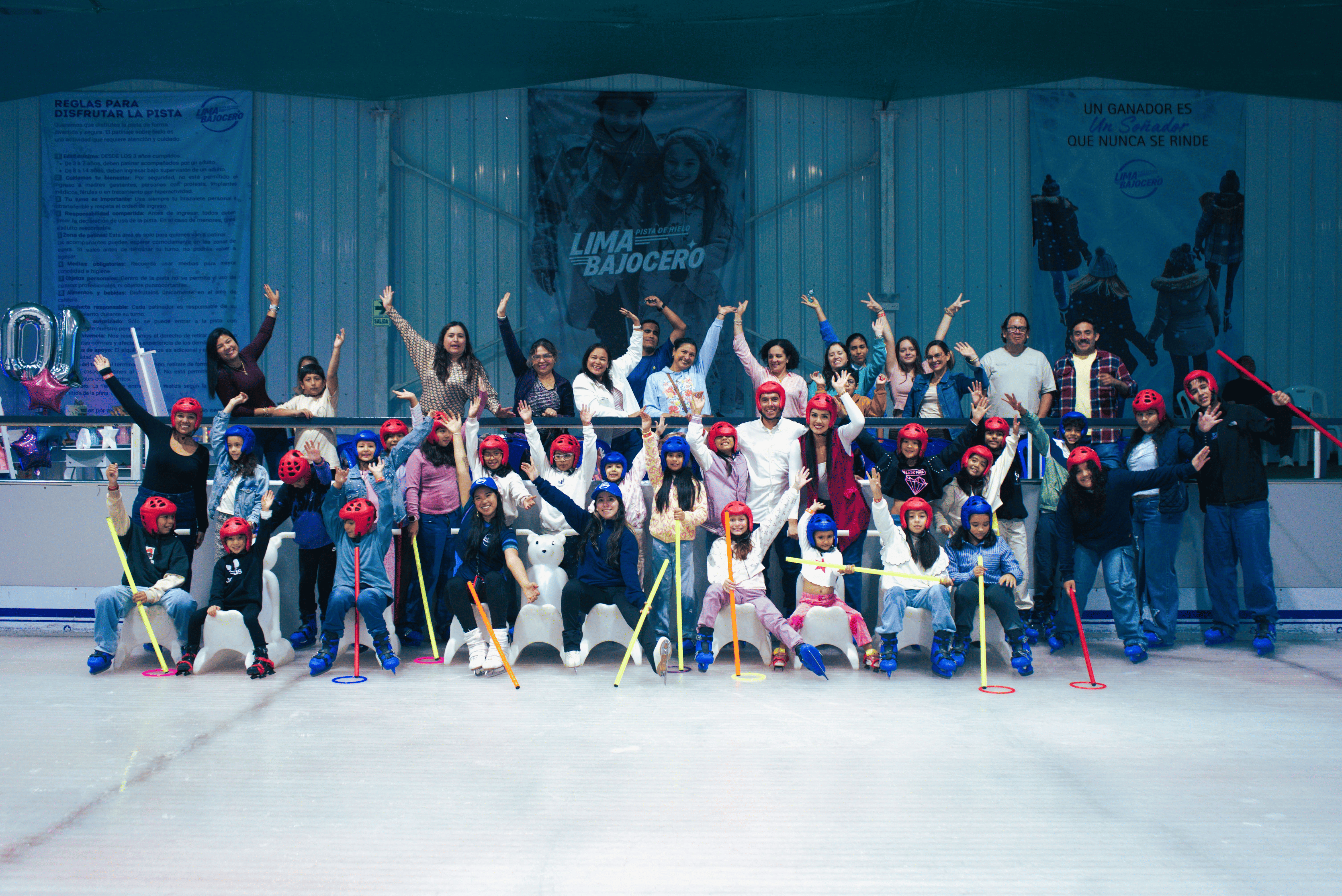 Familias patinando sobre hielo en Lima BajoCero
